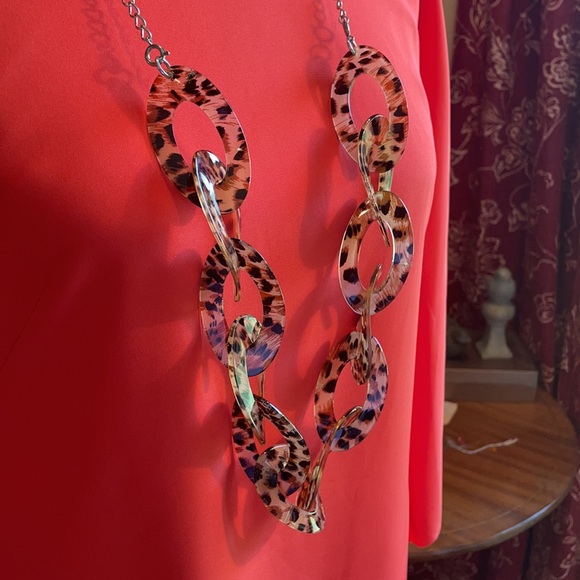 Celluloid 34” necklace with leopard print oval links - Picture 2 of 10